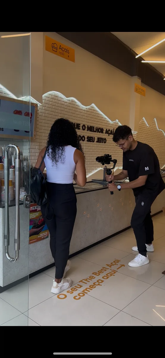 Gravação de vídeo com estabilizador em uma loja